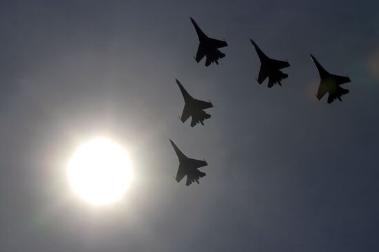 Demonstration flights of Swifts and Russian Knights in Kubinka