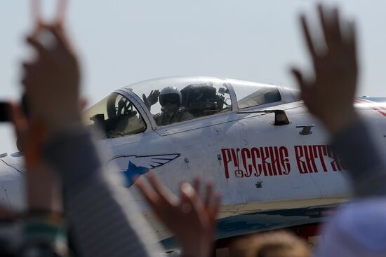 Demonstration flights of Swifts and Russian Knights in Kubinka