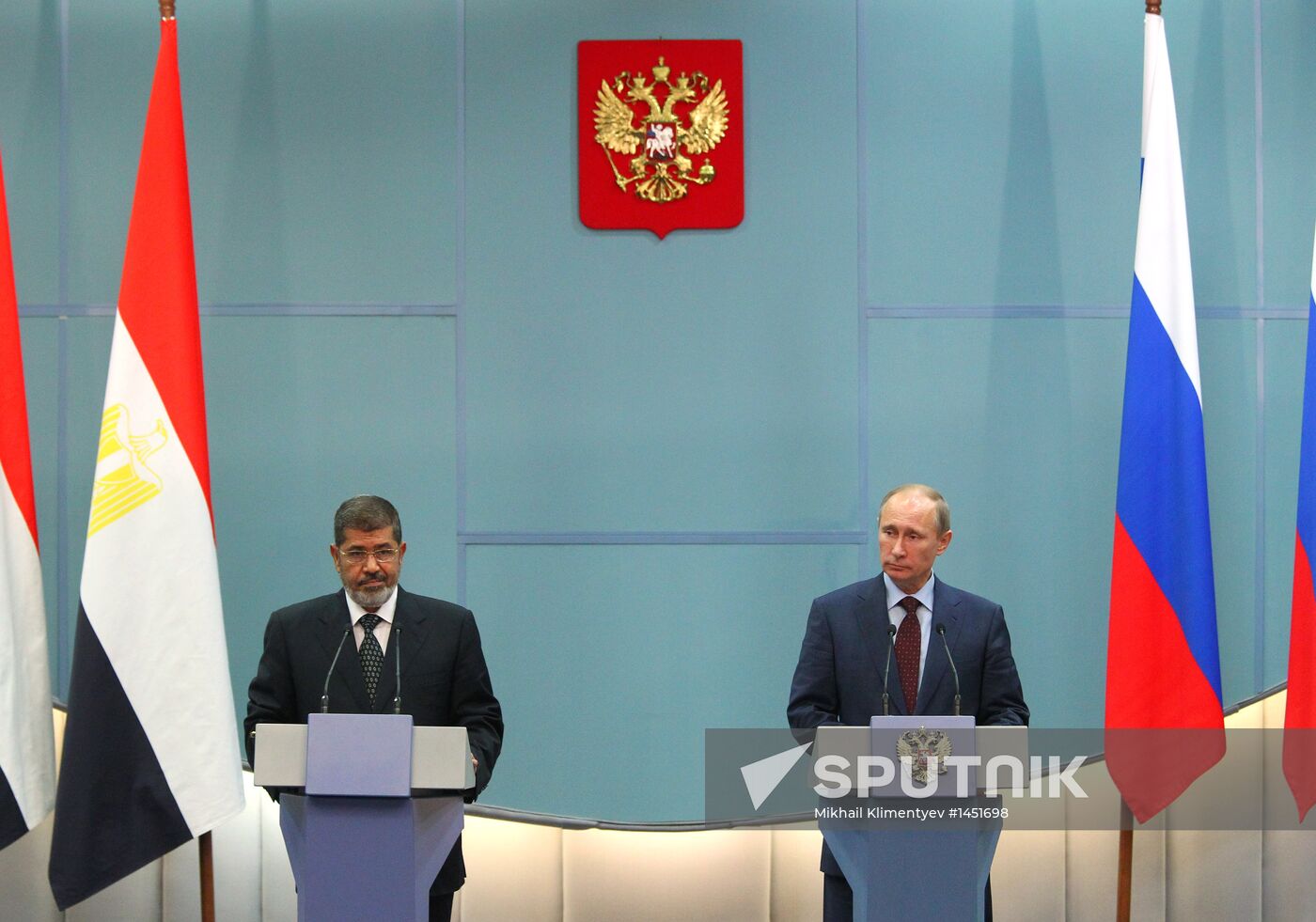Vladimir Putin meets with Mohamed Morsi