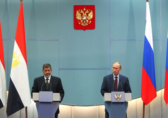 Vladimir Putin meets with Mohamed Morsi