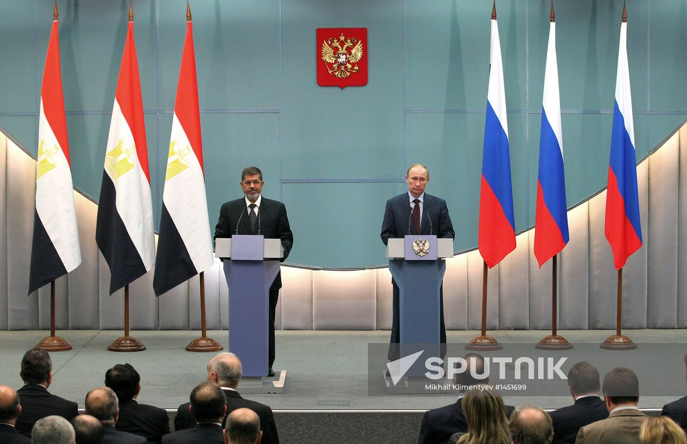Vladimir Putin meets with Mohamed Morsi