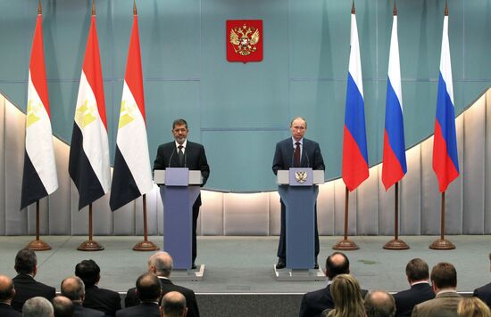 Vladimir Putin meets with Mohamed Morsi