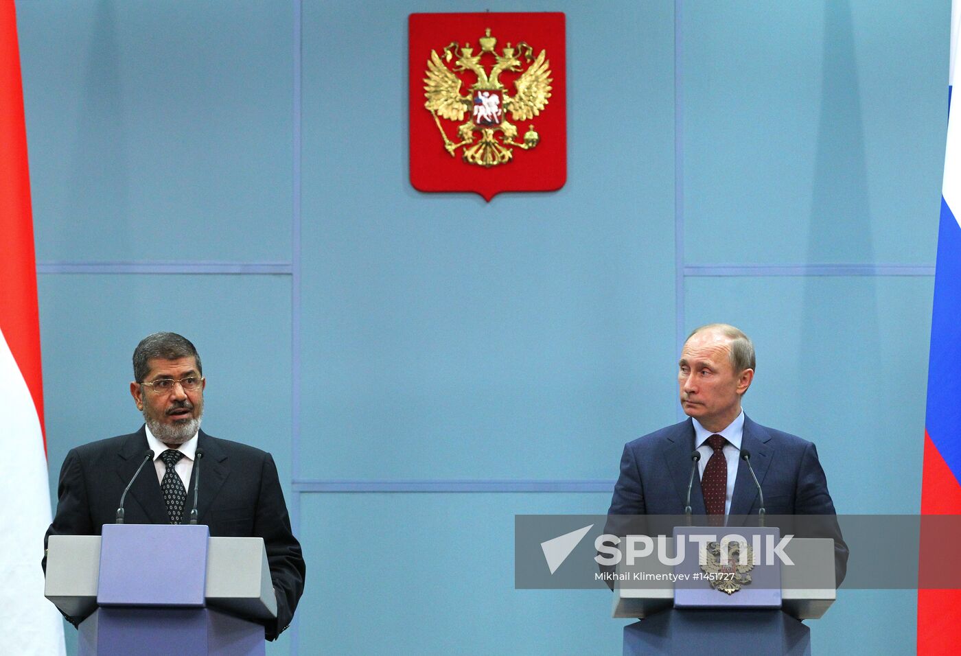 Vladimir Putin meets with Mohamed Morsi