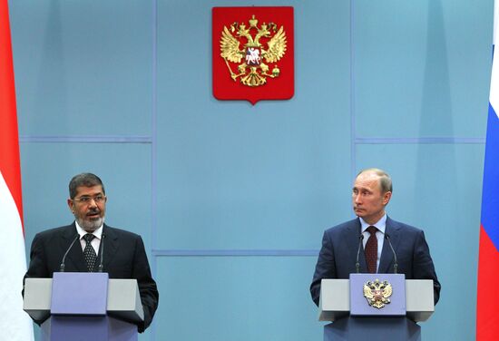 Vladimir Putin meets with Mohamed Morsi