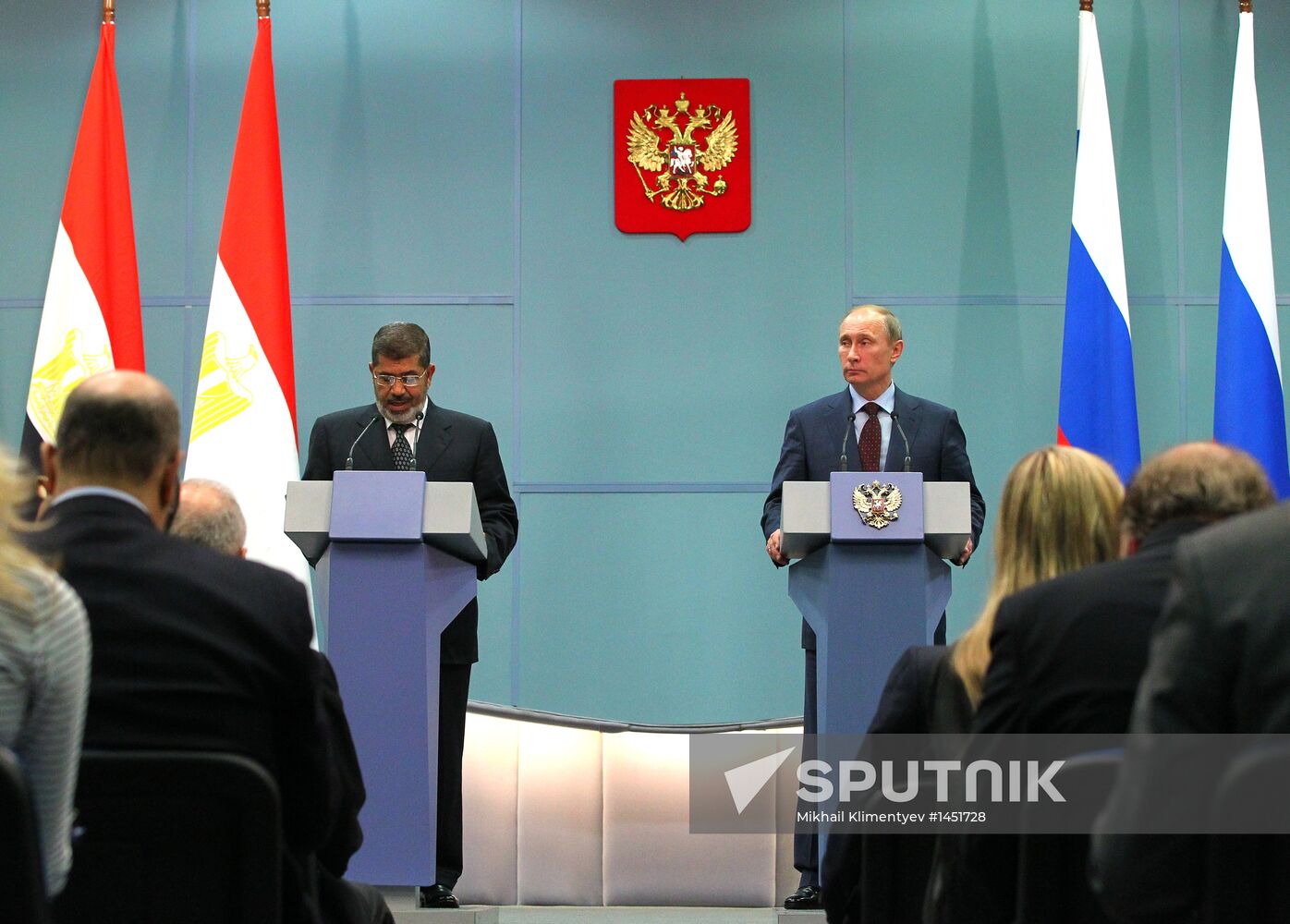 Vladimir Putin meets with Mohamed Morsi