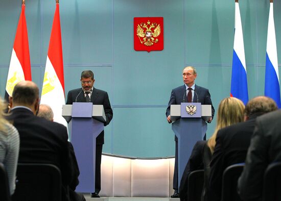 Vladimir Putin meets with Mohamed Morsi