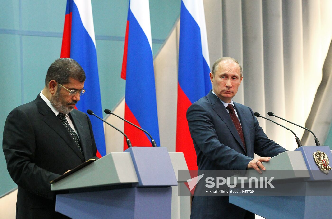 Vladimir Putin meets with Mohamed Morsi