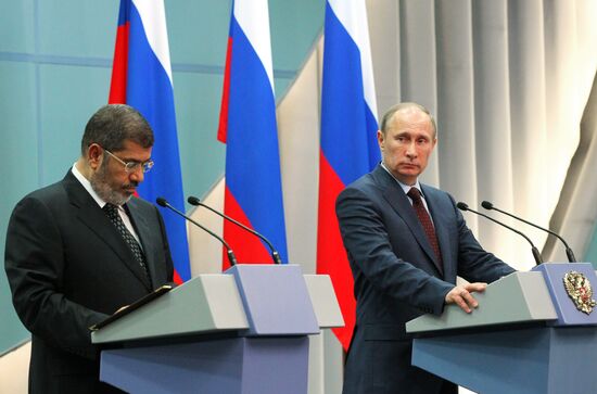Vladimir Putin meets with Mohamed Morsi