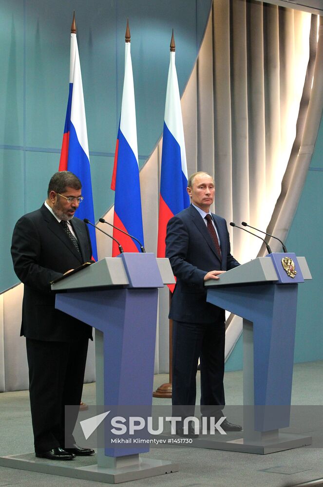 Vladimir Putin meets with Mohamed Morsi