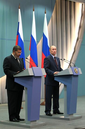 Vladimir Putin meets with Mohamed Morsi