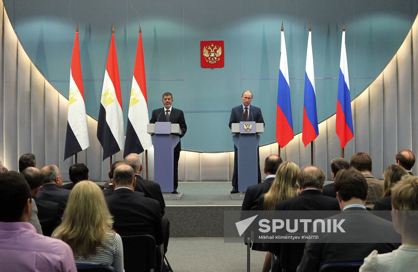 Vladimir Putin meets with Mohamed Morsi