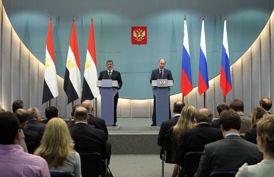 Vladimir Putin meets with Mohamed Morsi