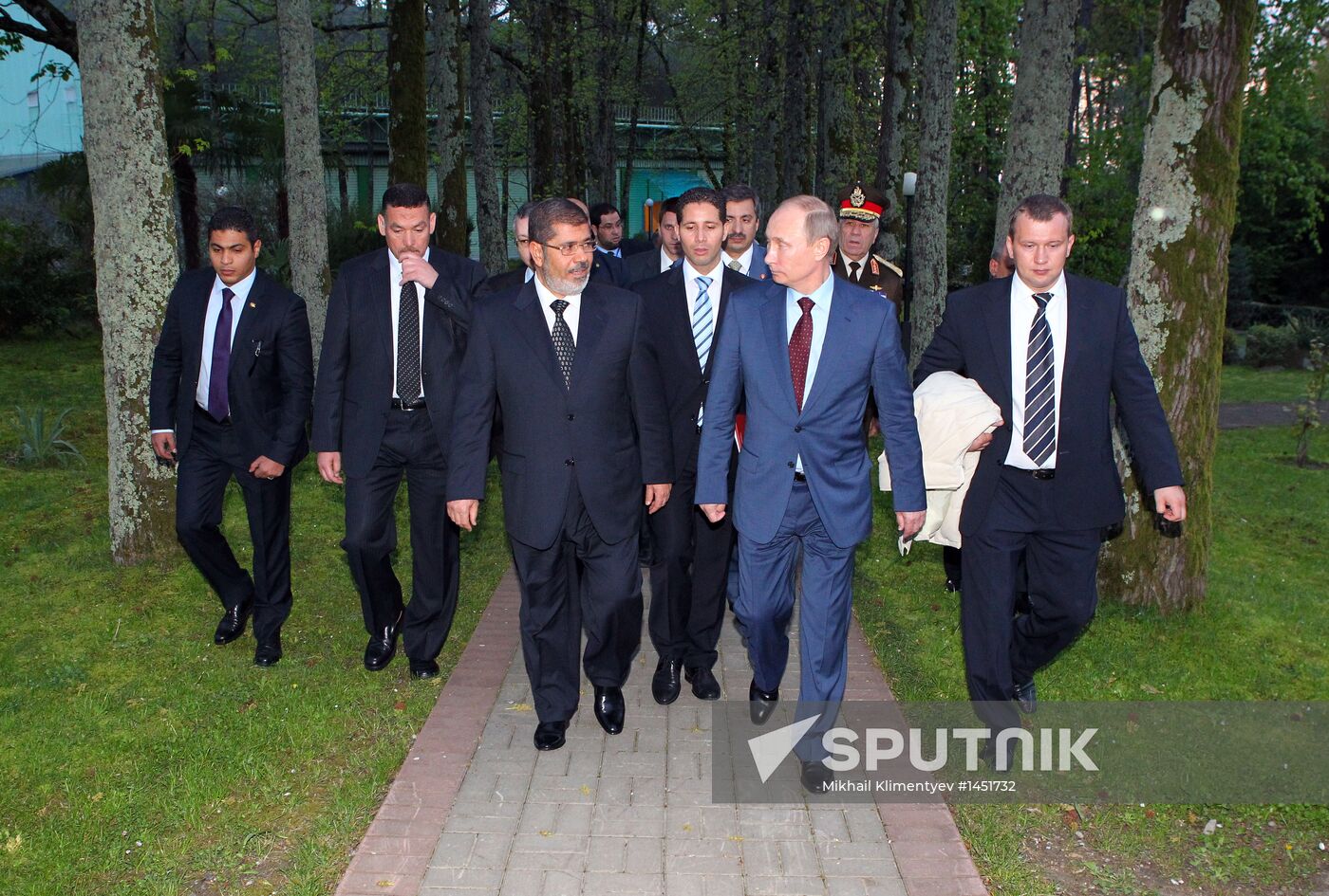 Vladimir Putin meets with Mohamed Morsi