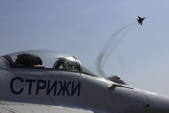 Demonstration flights of Swifts and Russian Knights in Kubinka