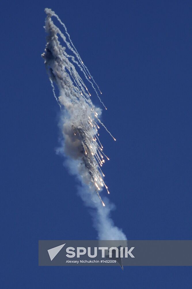 Demonstration flights of Swifts and Russian Knights in Kubinka