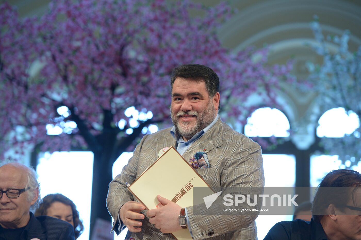 Cherry Wood arts festival opens in Moscow