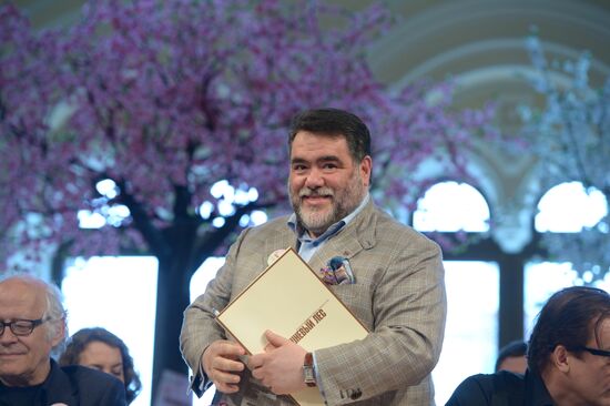 Cherry Wood arts festival opens in Moscow
