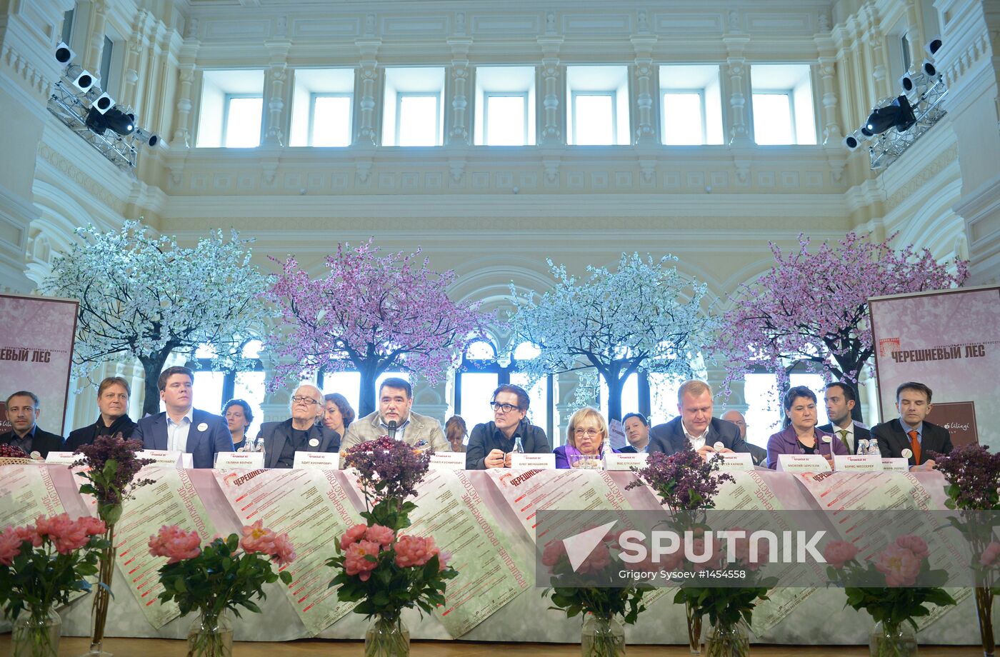 Cherry Wood arts festival opens in Moscow