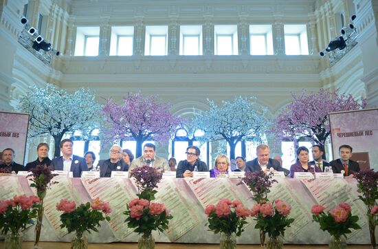 Cherry Wood arts festival opens in Moscow