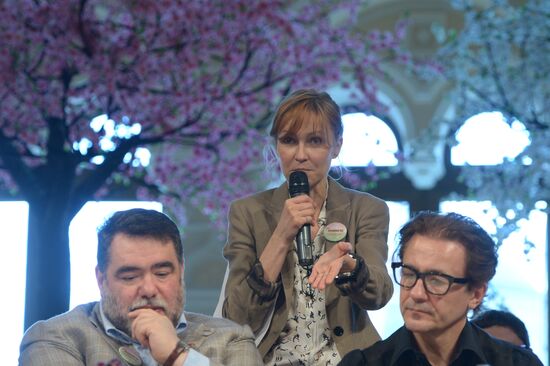 Cherry Wood arts festival opens in Moscow