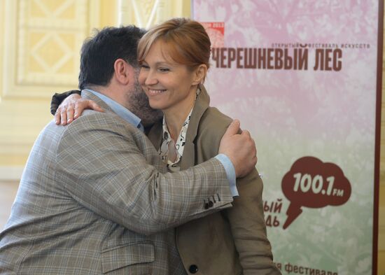 Cherry Wood arts festival opens in Moscow