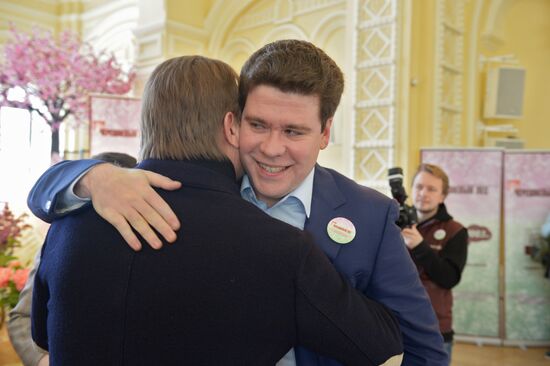 Cherry Wood arts festival opens in Moscow