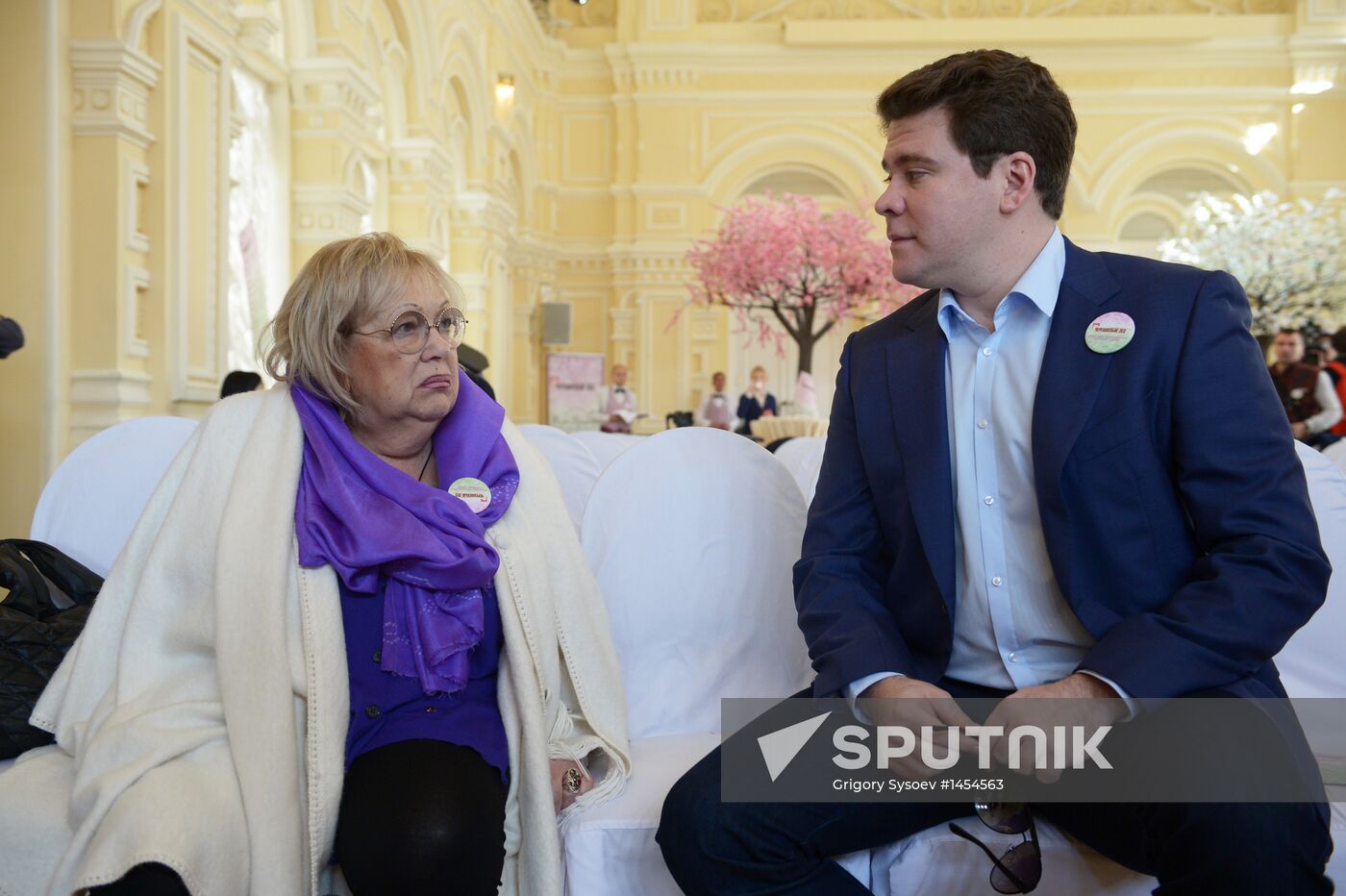 Cherry Wood arts festival opens in Moscow