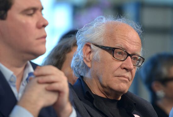 Cherry Wood arts festival opens in Moscow