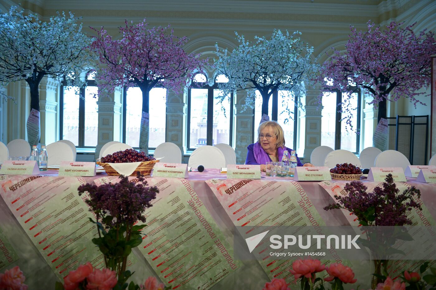 Cherry Wood arts festival opens in Moscow