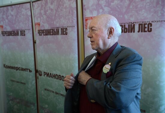 Cherry Wood arts festival opens in Moscow