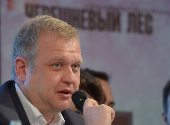 Cherry Wood arts festival opens in Moscow