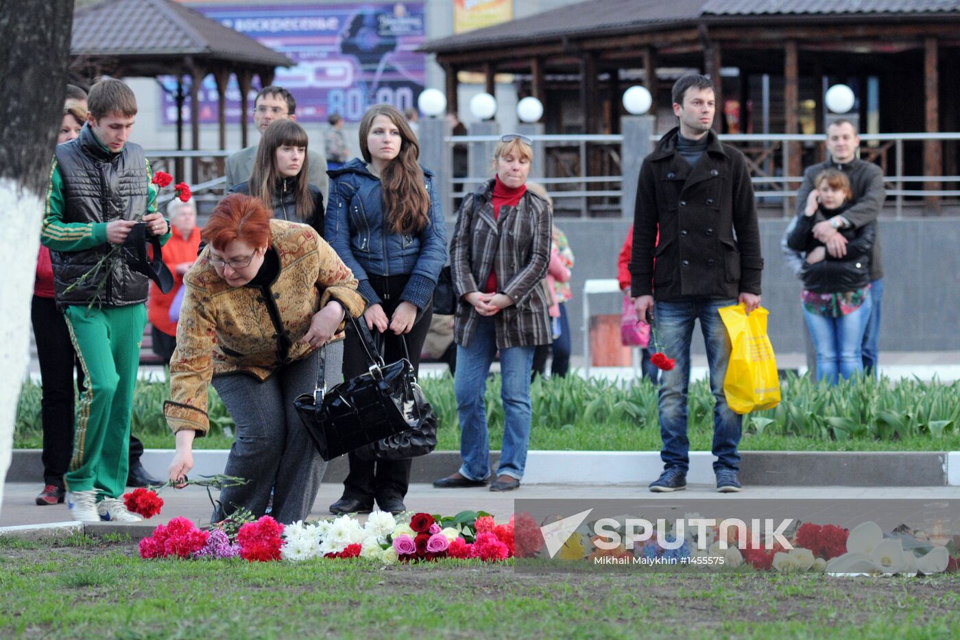 Belgorod residents commemorate victims of shooting incident