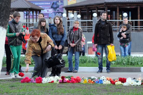 Belgorod residents commemorate victims of shooting incident