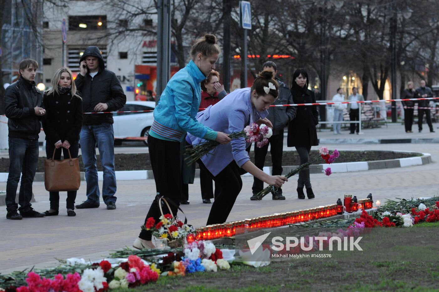 Belgorod residents commemorate victims of shooting incident