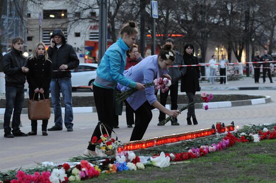 Belgorod residents commemorate victims of shooting incident