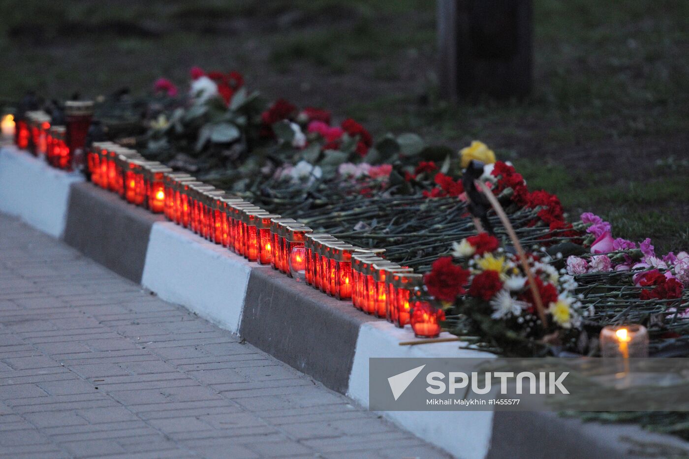 Belgorod residents commemorate victims of shooting incident