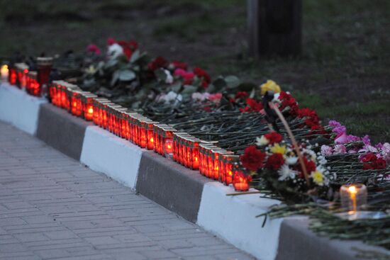 Belgorod residents commemorate victims of shooting incident