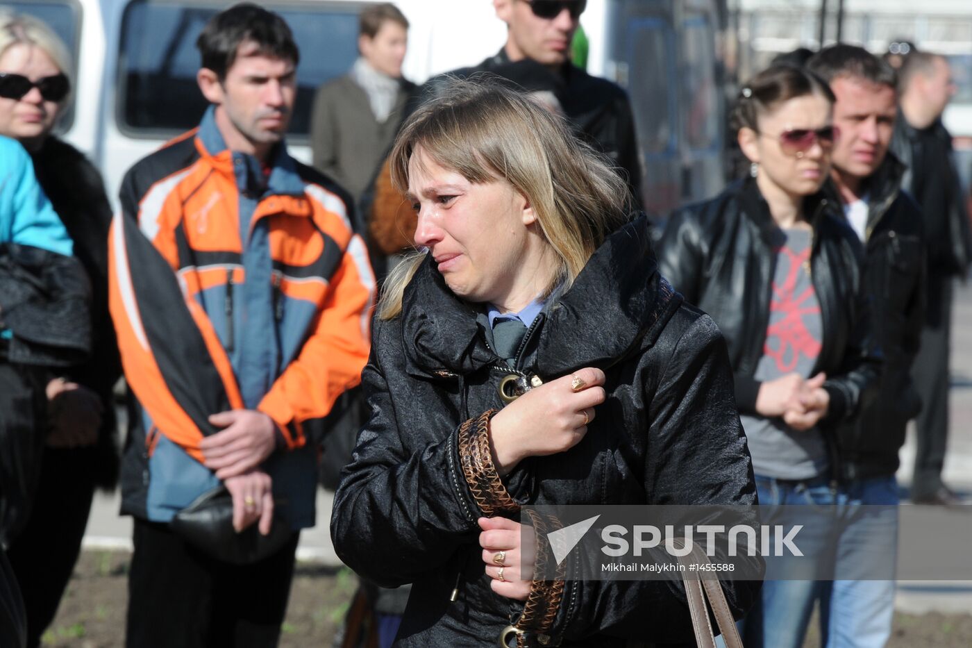 Belgorod residents commemorate victims of shooting incident