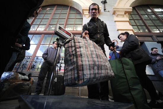 Moscow-Dushanbe train passengers checked on the platform