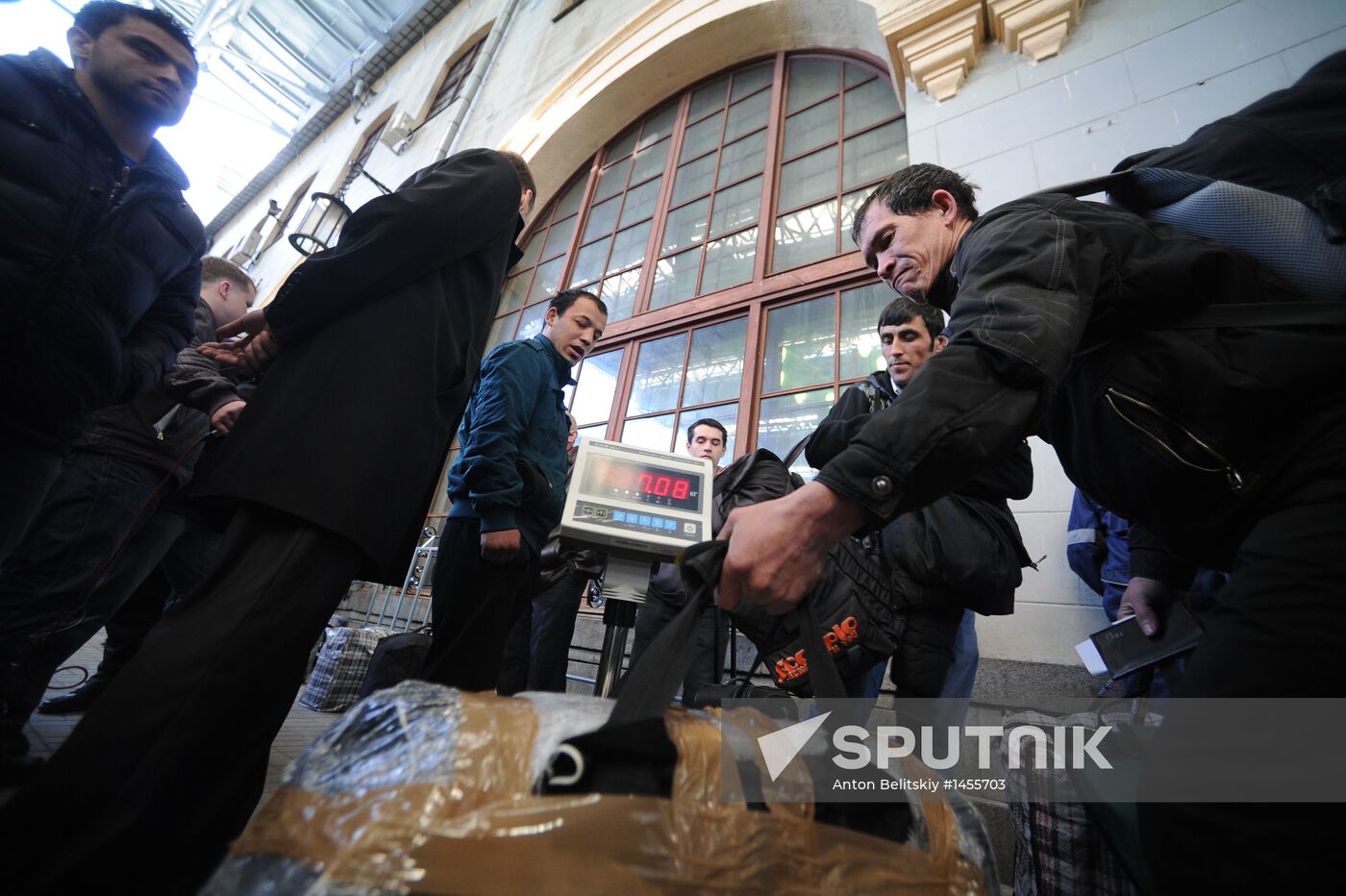 Moscow-Dushanbe train passengers checked on the platform