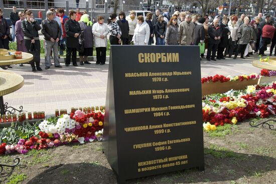 Belgorod residents commemorate victims of shooting incident
