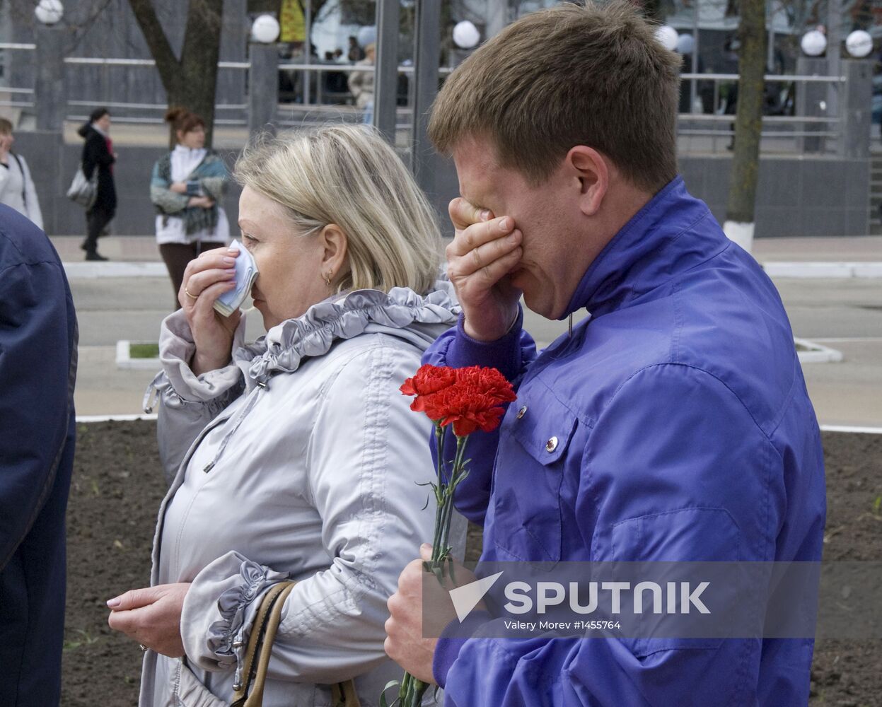 Belgorod residents commemorate victims of shooting incident