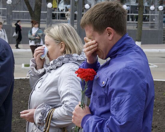 Belgorod residents commemorate victims of shooting incident