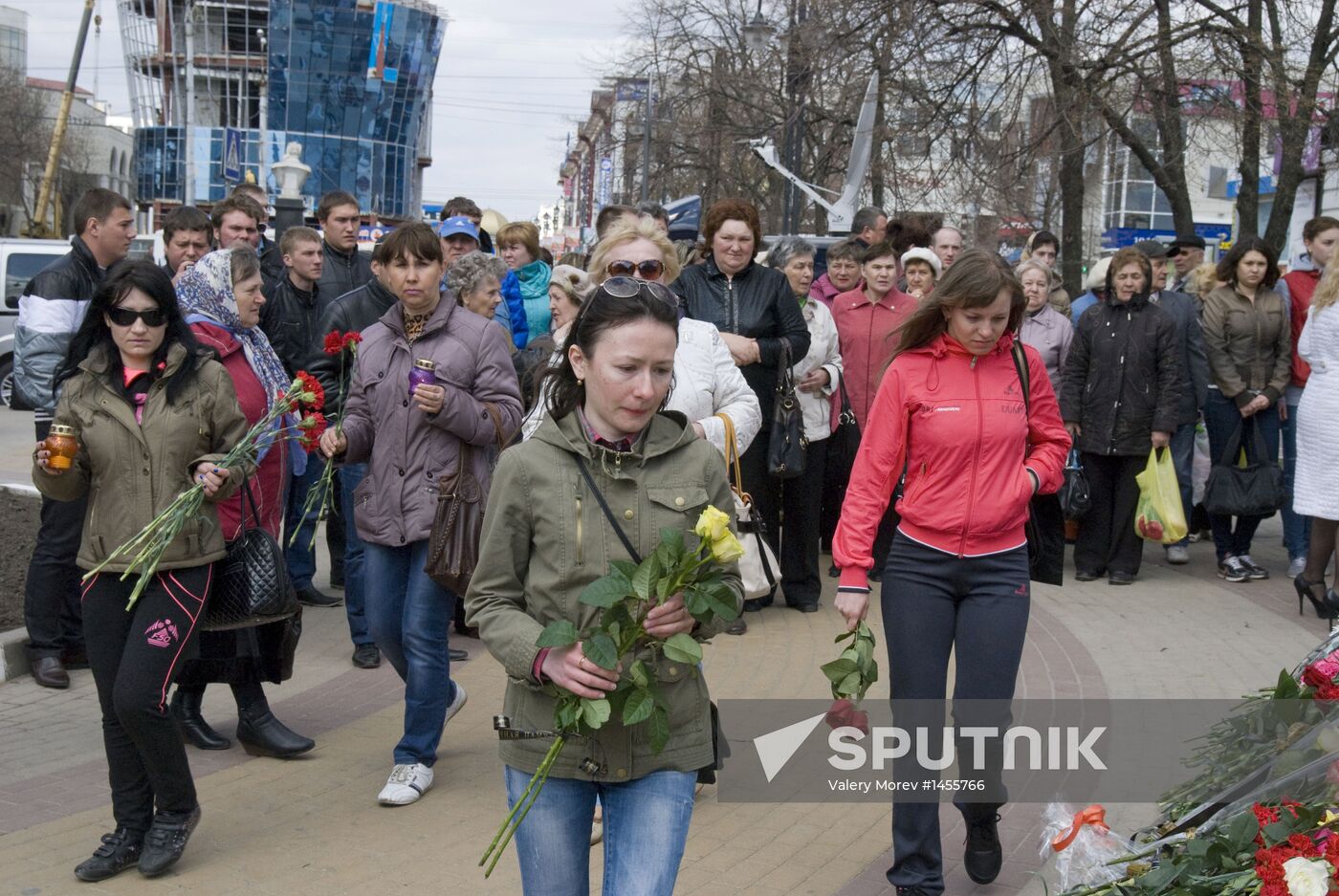 Belgorod residents commemorate victims of shooting incident