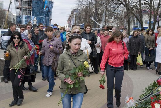 Belgorod residents commemorate victims of shooting incident