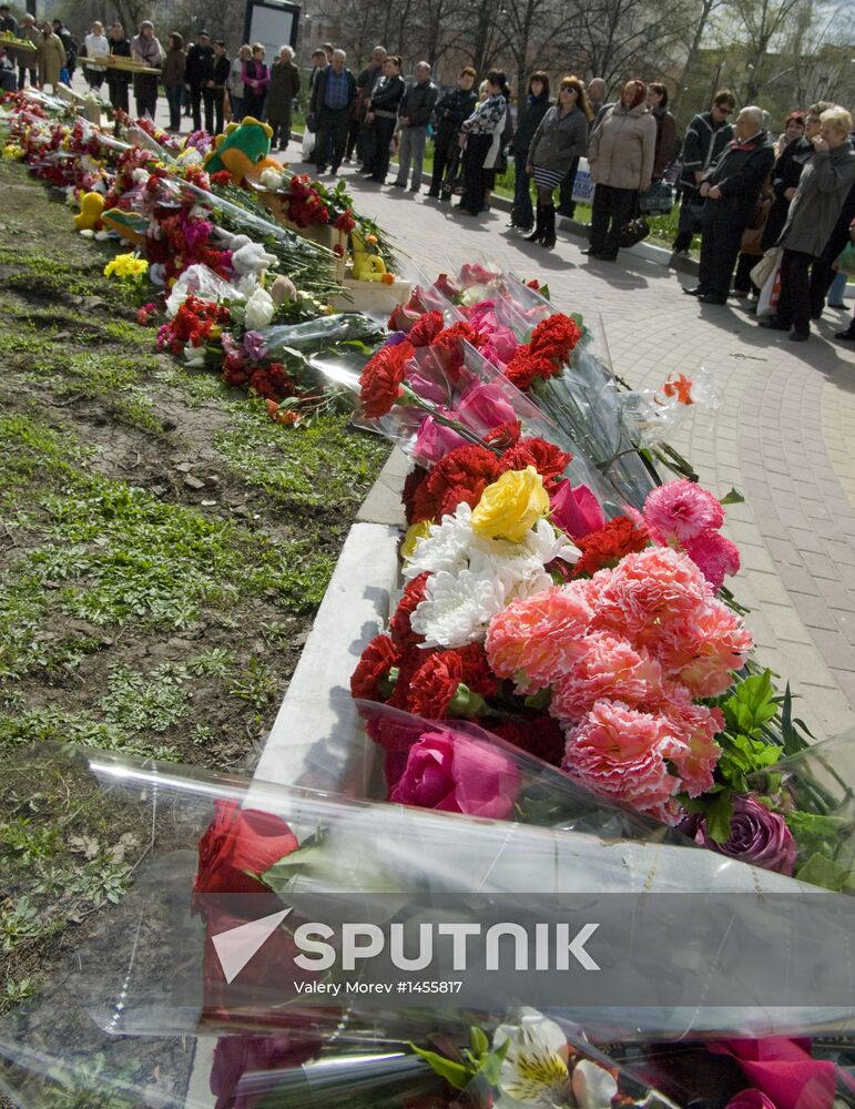 Belgorod residents commemorate victims of shooting incident