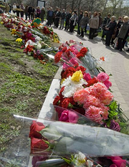 Belgorod residents commemorate victims of shooting incident