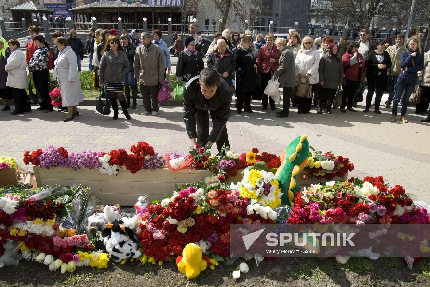 Belgorod residents commemorate victims of shooting incident