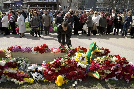 Belgorod residents commemorate victims of shooting incident