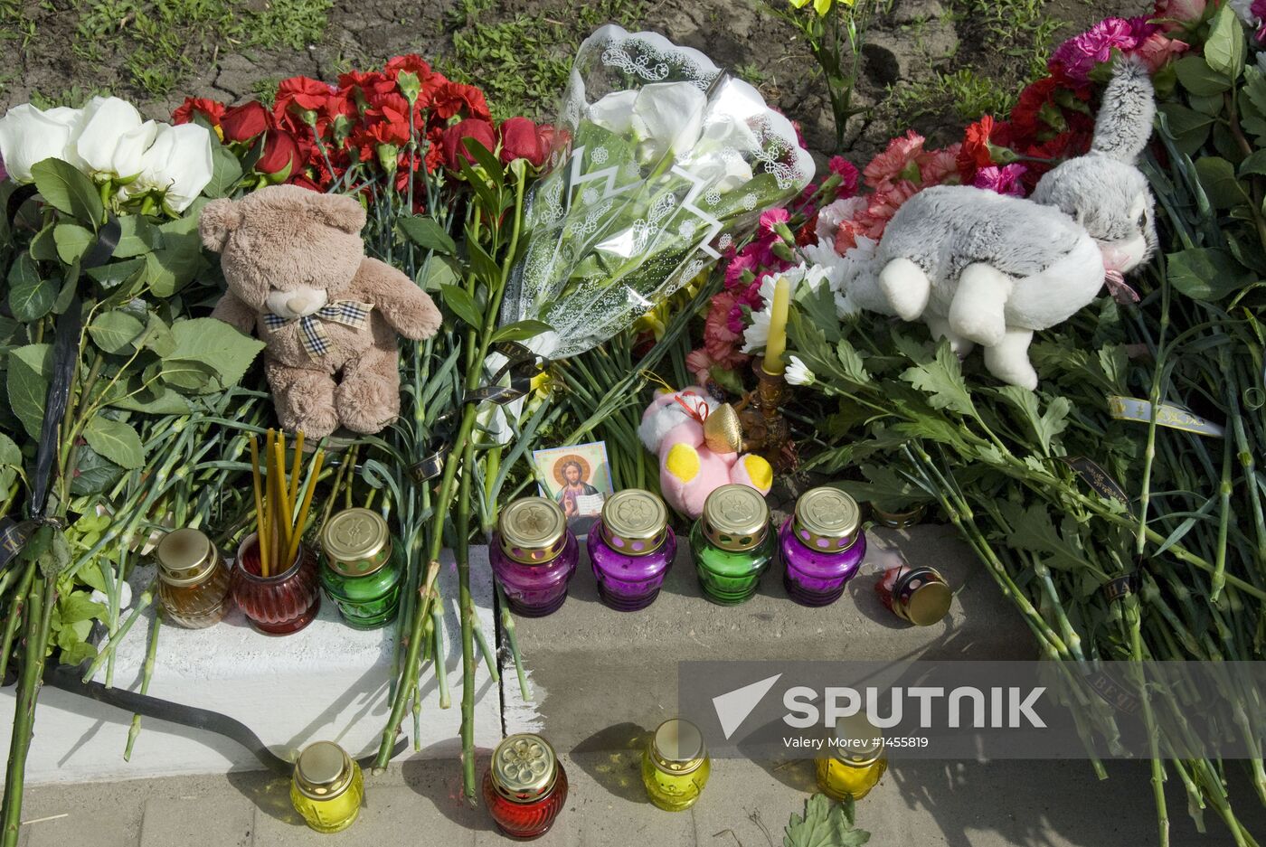 Belgorod residents commemorate victims of shooting incident